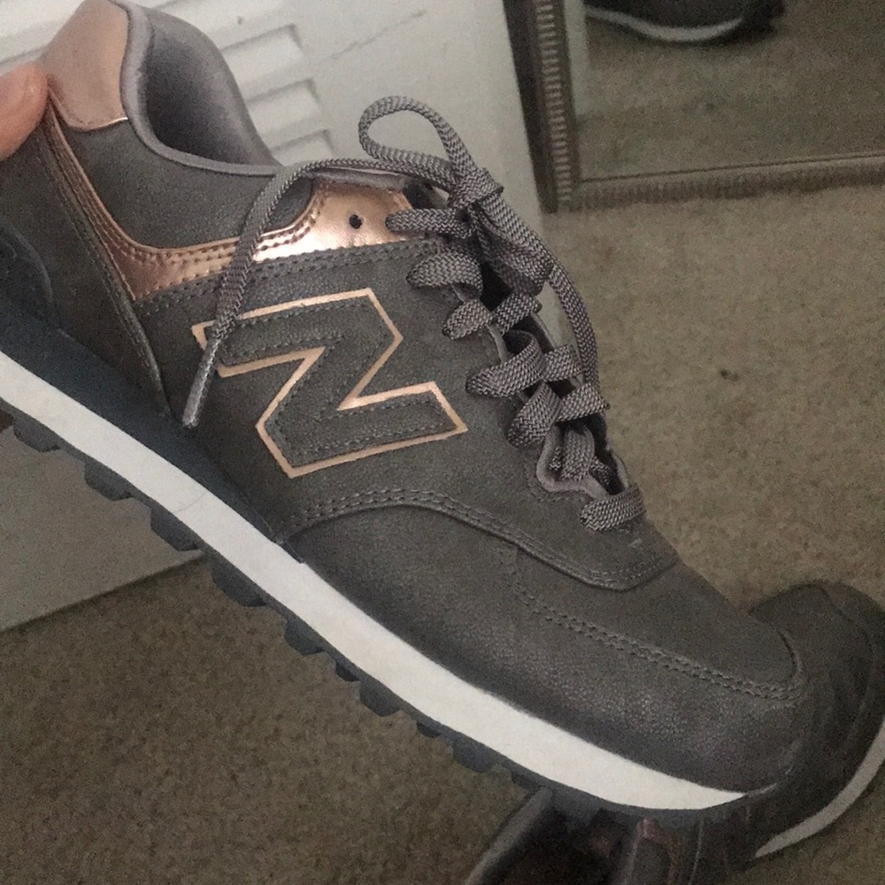 New balance tennis shoes